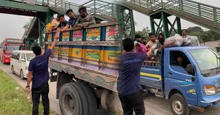 ঘরমুখো মানুষের ভোগান্তি লাঘবে যুবদের জন্য ফাউন্ডেশনের পানি সরবরাহ